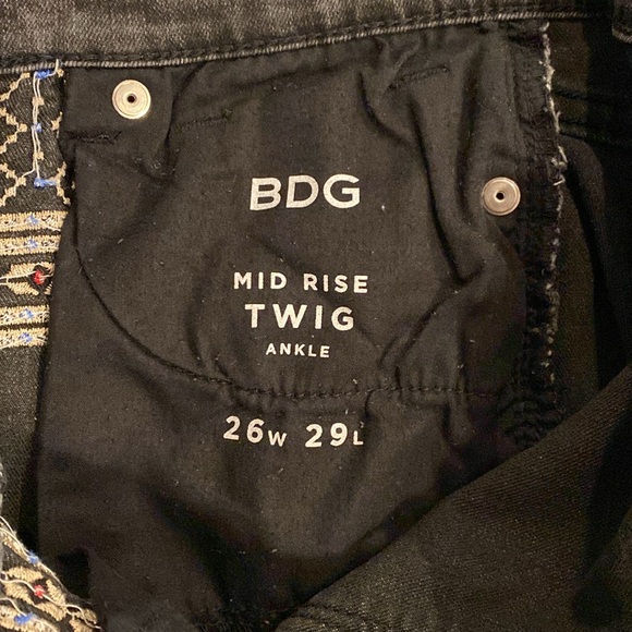 BDG UO Mid Rise Twig Ankle Distressed Black Jeans w Embroidery - Picture 8 of 9